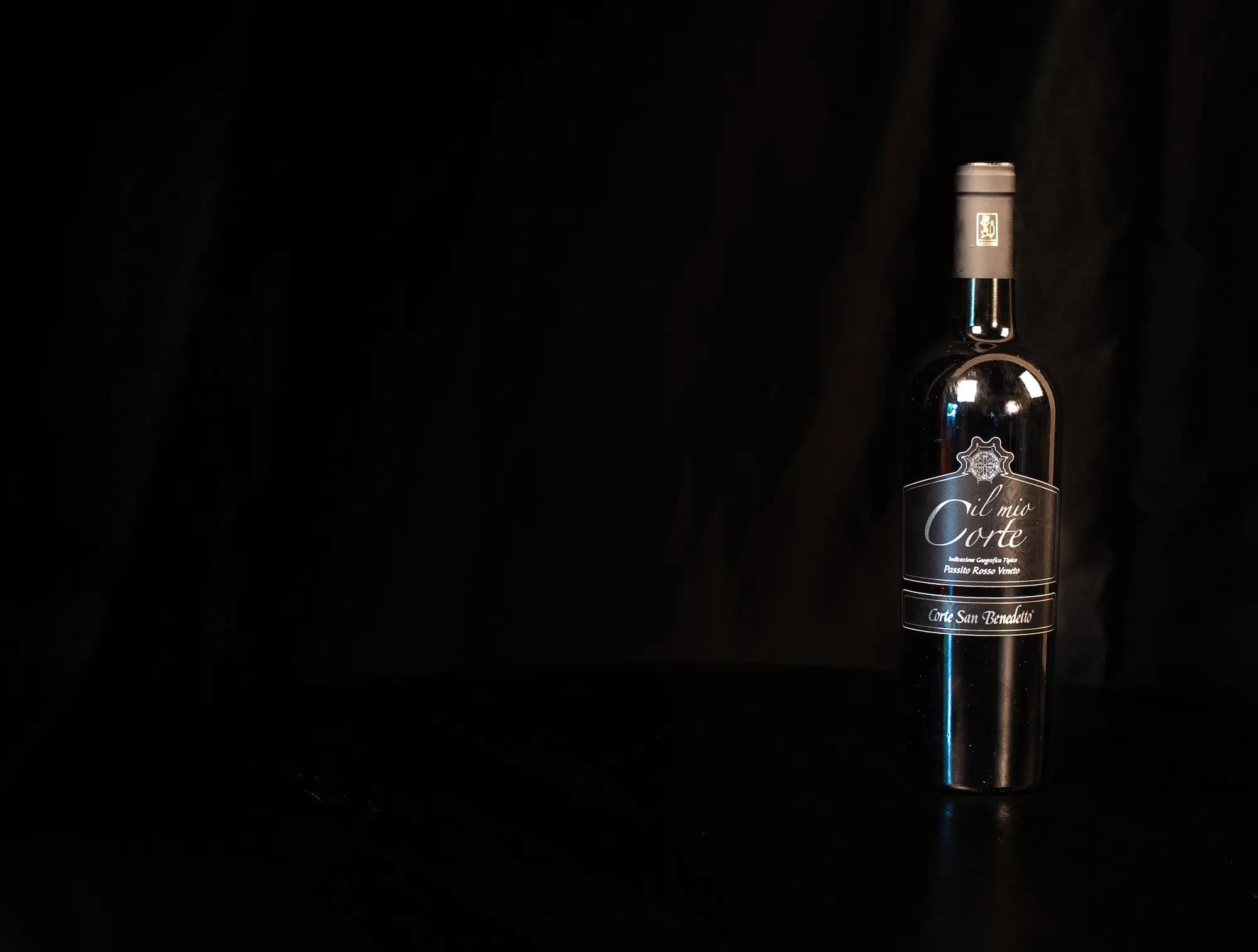 Fles Il Mio Corte Passito Rosso Veneto van Corte San Benedetto tegen zwarte achtergrond